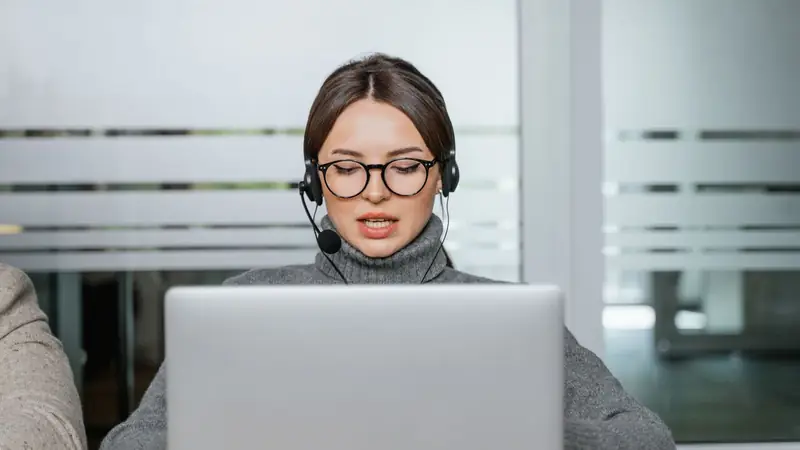 Support agent with headset answering a live chat